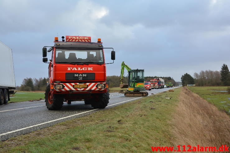 Lastbil havnet i grøften. Viborg Hovedvej ved Tørring. 10/01-2015 Kl. 04:45.