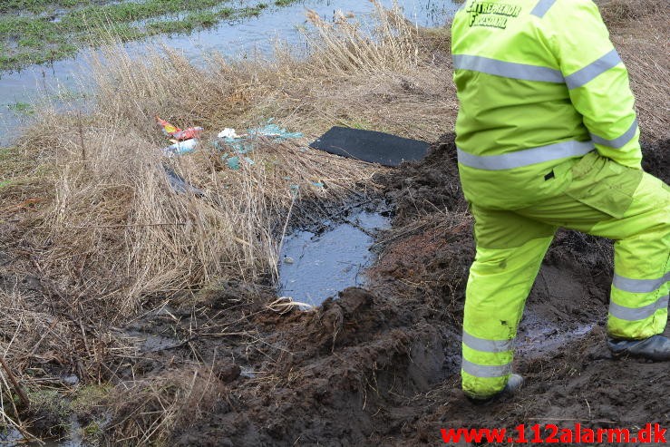 Lastbil havnet i grøften. Viborg Hovedvej ved Tørring. 10/01-2015 Kl. 04:45.