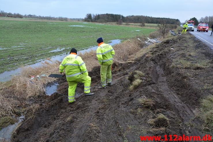 Lastbil havnet i grøften. Viborg Hovedvej ved Tørring. 10/01-2015 Kl. 04:45.