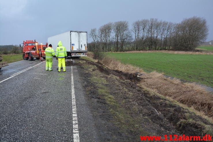 Lastbil havnet i grøften. Viborg Hovedvej ved Tørring. 10/01-2015 Kl. 04:45.