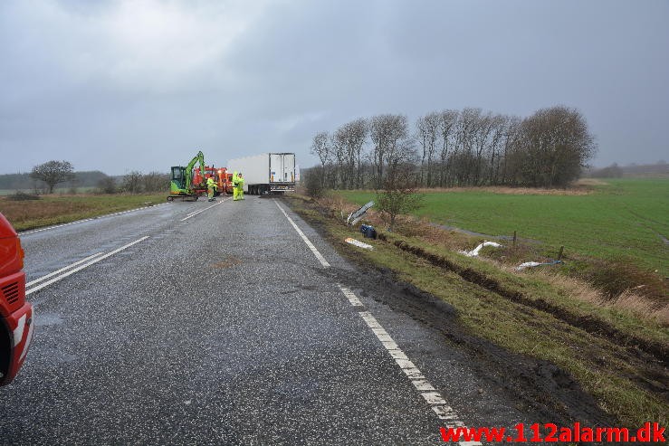 Lastbil havnet i grøften. Viborg Hovedvej ved Tørring. 10/01-2015 Kl. 04:45.