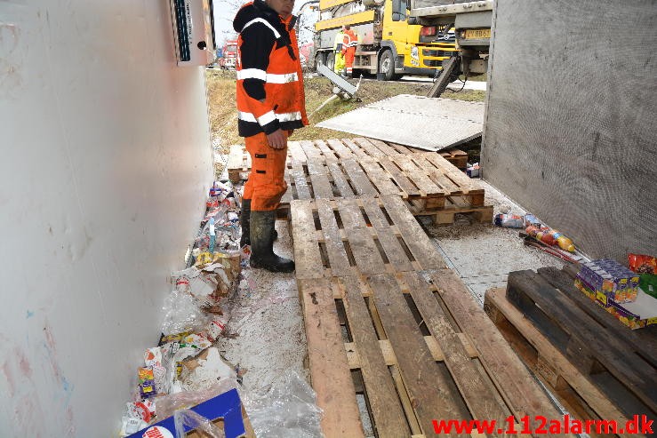 Lastbil havnet i grøften. Viborg Hovedvej ved Tørring. 10/01-2015 Kl. 04:45.