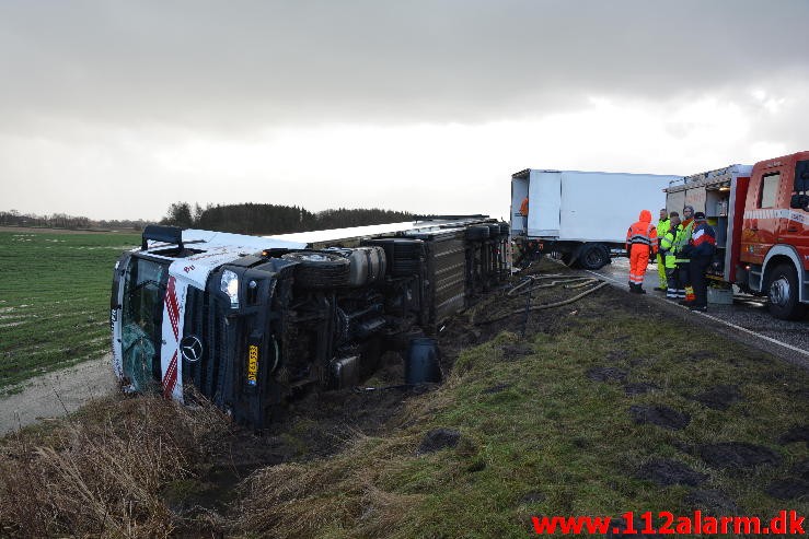 Lastbil havnet i grøften. Viborg Hovedvej ved Tørring. 10/01-2015 Kl. 04:45.