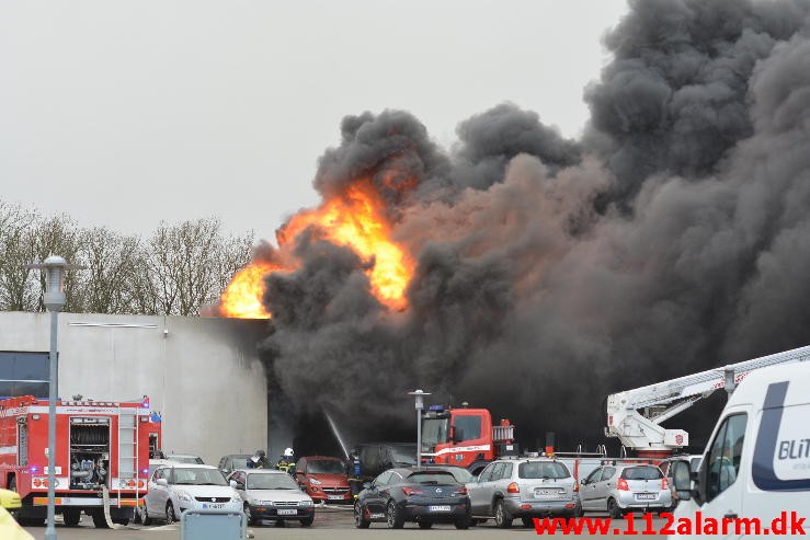 Brand i industribygning. Dandyvej i Vejle. 11/01-2015. Kl. 13:35.