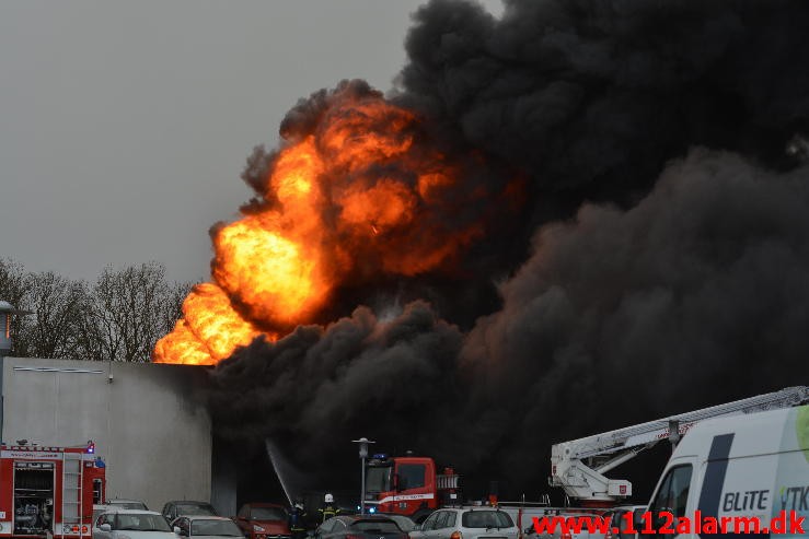 Brand i industribygning. Dandyvej i Vejle. 11/01-2015. Kl. 13:35.