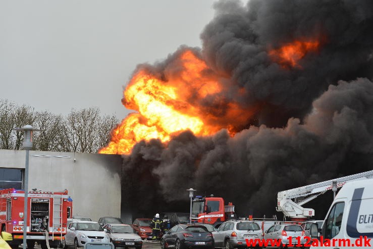 Brand i industribygning. Dandyvej i Vejle. 11/01-2015. Kl. 13:35.