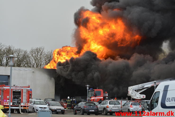 Brand i industribygning. Dandyvej i Vejle. 11/01-2015. Kl. 13:35.