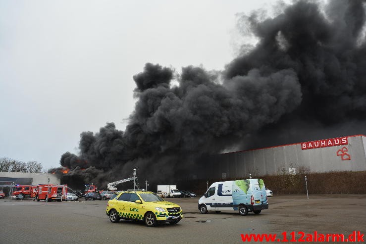 Brand i industribygning. Dandyvej i Vejle. 11/01-2015. Kl. 13:35.