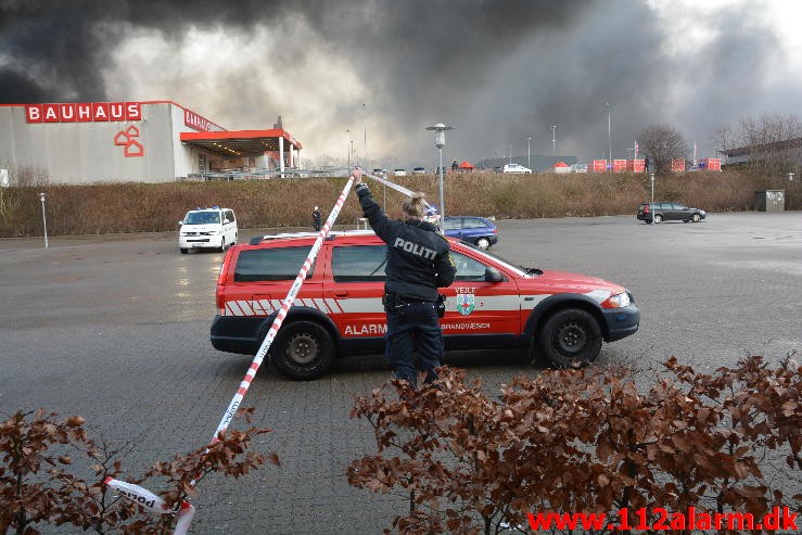 Brand i industribygning. Dandyvej i Vejle. 11/01-2015. Kl. 13:35.