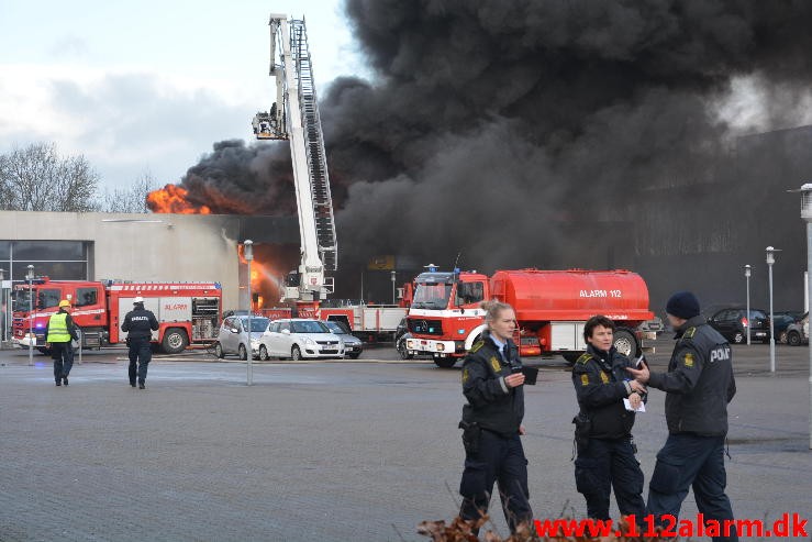 Brand i industribygning. Dandyvej i Vejle. 11/01-2015. Kl. 13:35.