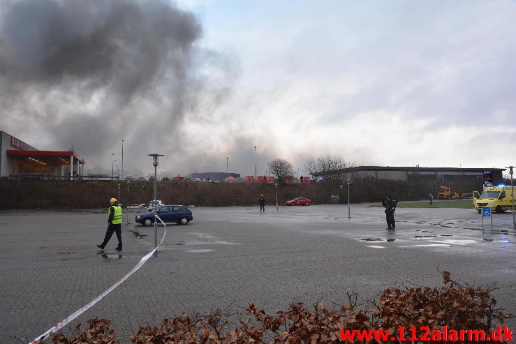 Brand i industribygning. Dandyvej i Vejle. 11/01-2015. Kl. 13:35.