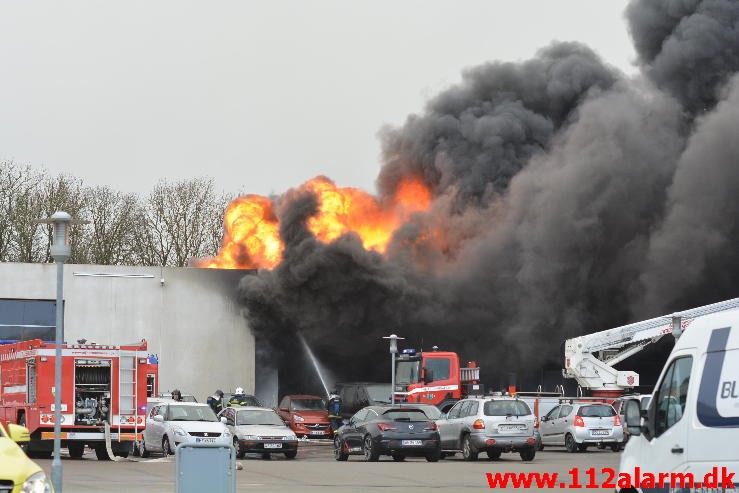 Brand i industribygning. Dandyvej i Vejle. 11/01-2015. Kl. 13:35.