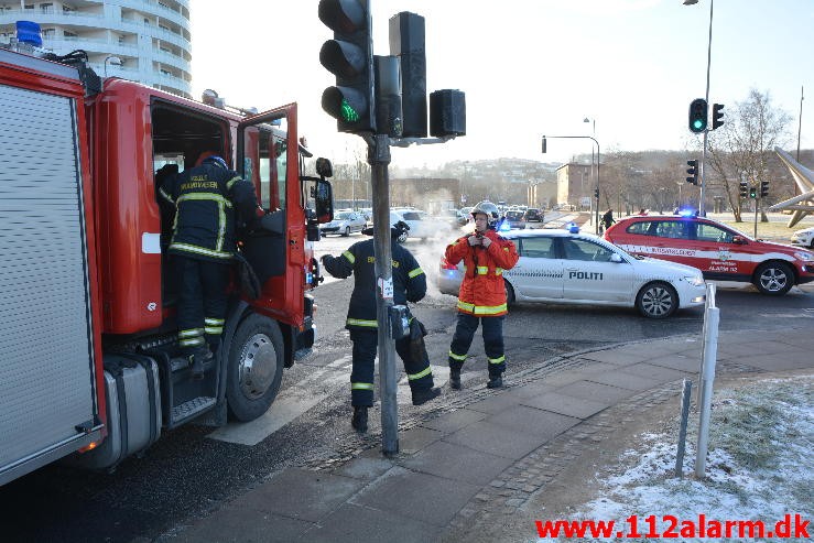 Mindre Trafikuheld. Vestre Engvej og Boulevarden i Vejle. 04/02-2015. Kl. 9:38.