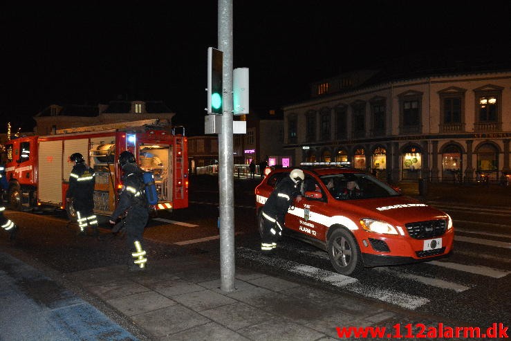 Ild i Skraldespand. Nørretorv 2 i Vejle. 09/02-2015. Kl. 20:54.