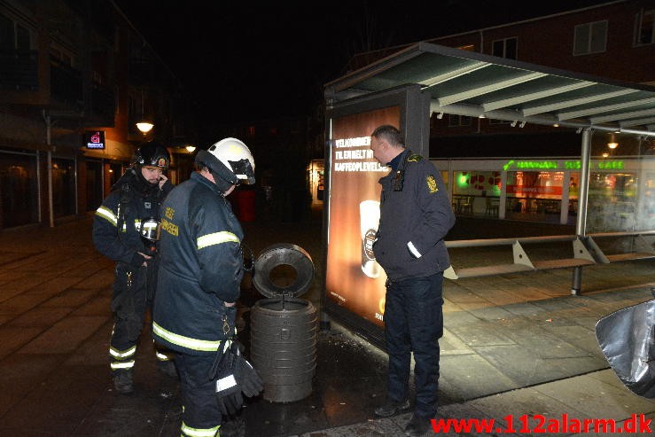 Ild i Skraldespand. Nørretorv 2 i Vejle. 09/02-2015. Kl. 20:54.