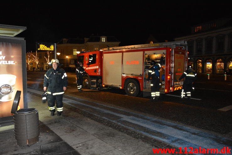 Ild i Skraldespand. Nørretorv 2 i Vejle. 09/02-2015. Kl. 20:54.