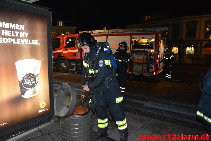 Ild i Skraldespand. Nørretorv 2 i Vejle. 09/02-2015. Kl. 20:54.