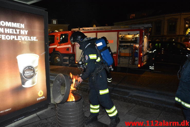 Ild i Skraldespand. Nørretorv 2 i Vejle. 09/02-2015. Kl. 20:54.