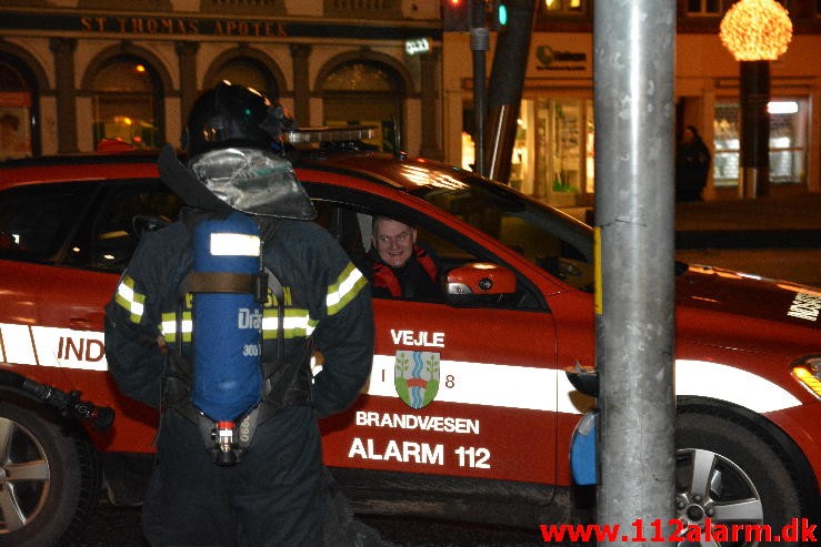 Ild i Skraldespand. Nørretorv 2 i Vejle. 09/02-2015. Kl. 20:54.