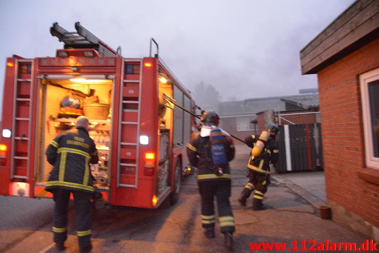 Brand i værksted. Kirkevej i Vejle. 14/02-2015. Kl. 17:32.