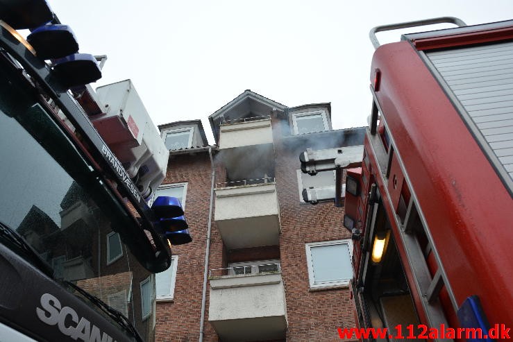 Brand i Lejlighed. Valløesgade i Vejle. 21/02-2015. Kl. 13:54.