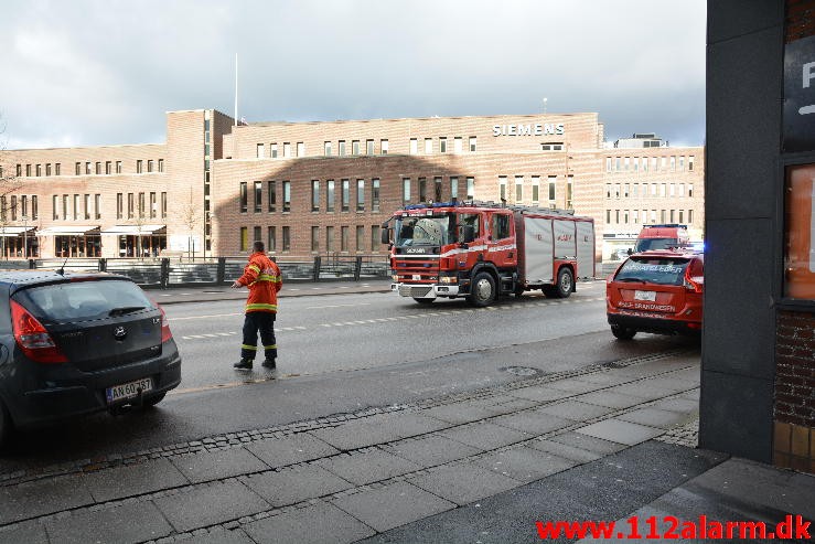 En dame faldt ned i en brønd. Dæmningen i Vejle. 22/02-2015. Kl. 13:09.