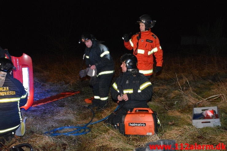 Trafikuheld med fastklemt. Jellingvej nede ved Lerbæk Mølle. 23/02-2015. KL. 00:34.