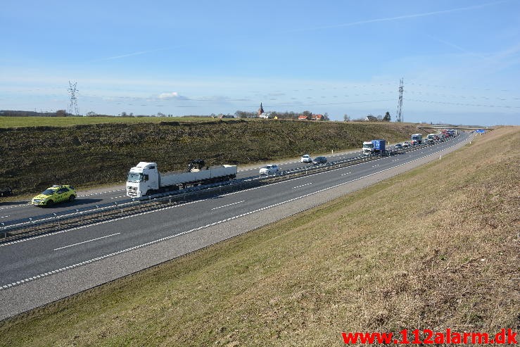 FUH med fastklemt. Midtjyske Motorvej ind mod Vejle. 12/03-2015. Kl. 14:03.