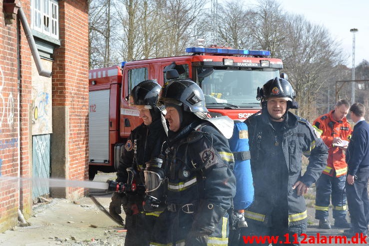 Brand i Industri. Gammelhavn 6 i Vejle. 22/03-2015. Kl. 14:27.