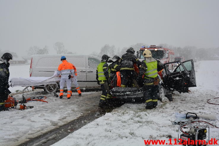 Færdselsuheld med Fastklemt. Klattrupvej i Velling. 31/03-2015. Kl. 07:49.