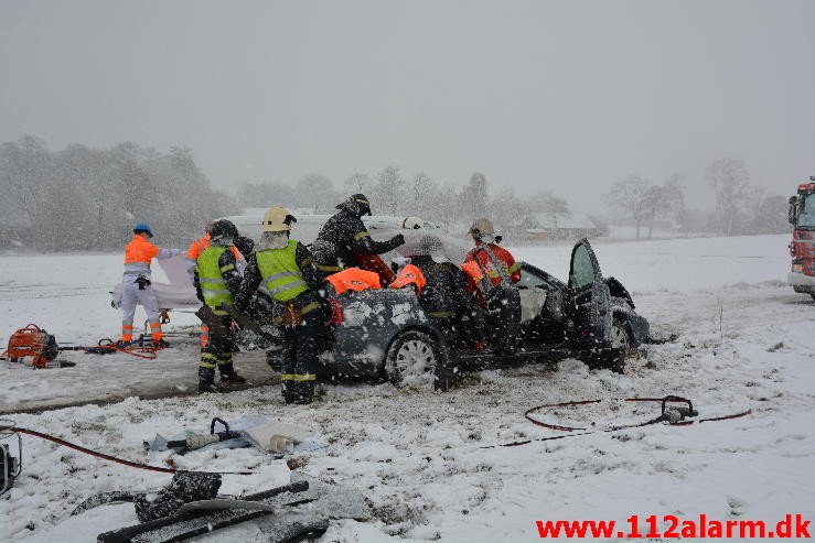 Færdselsuheld med Fastklemt. Klattrupvej i Velling. 31/03-2015. Kl. 07:49.