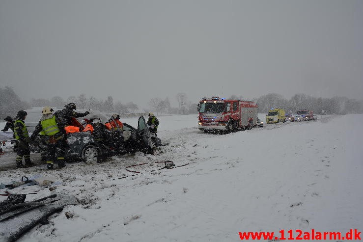 Færdselsuheld med Fastklemt. Klattrupvej i Velling. 31/03-2015. Kl. 07:49.