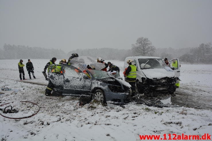 Færdselsuheld med Fastklemt. Klattrupvej i Velling. 31/03-2015. Kl. 07:49.