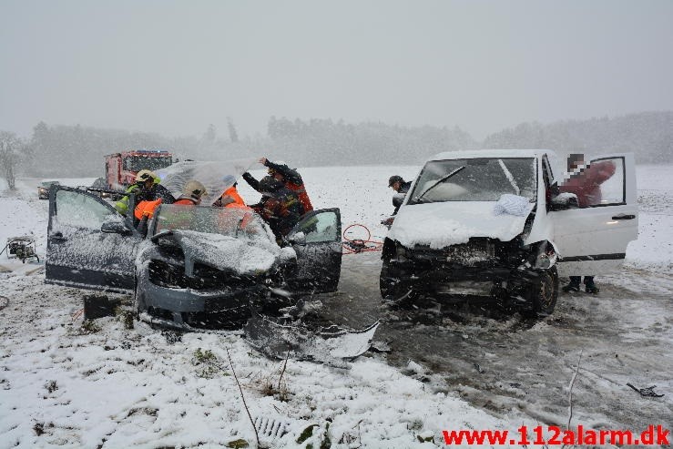 Færdselsuheld med Fastklemt. Klattrupvej i Velling. 31/03-2015. Kl. 07:49.