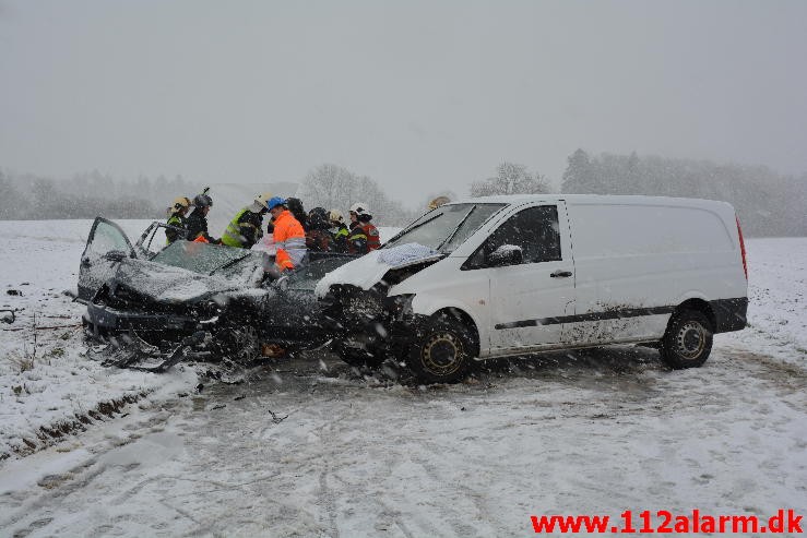 Færdselsuheld med Fastklemt. Klattrupvej i Velling. 31/03-2015. Kl. 07:49.