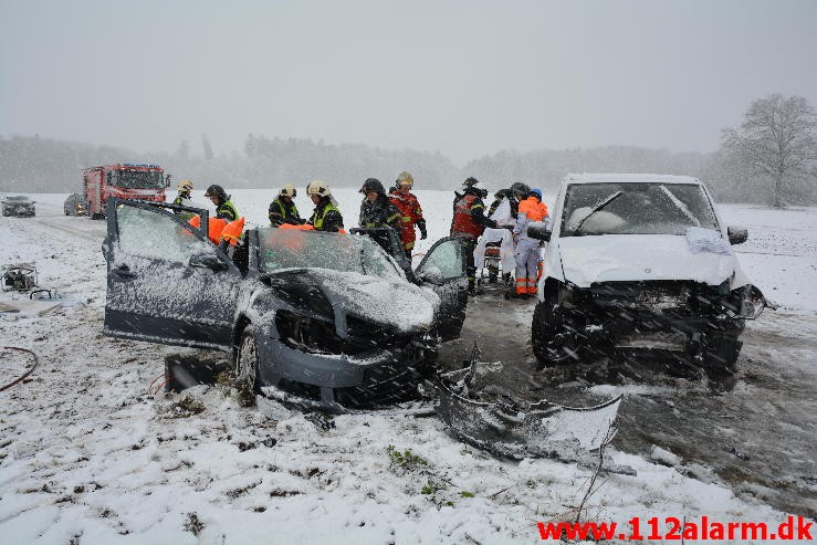 Færdselsuheld med Fastklemt. Klattrupvej i Velling. 31/03-2015. Kl. 07:49.