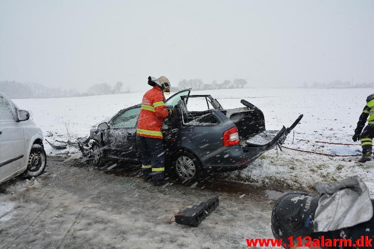 Færdselsuheld med Fastklemt. Klattrupvej i Velling. 31/03-2015. Kl. 07:49.