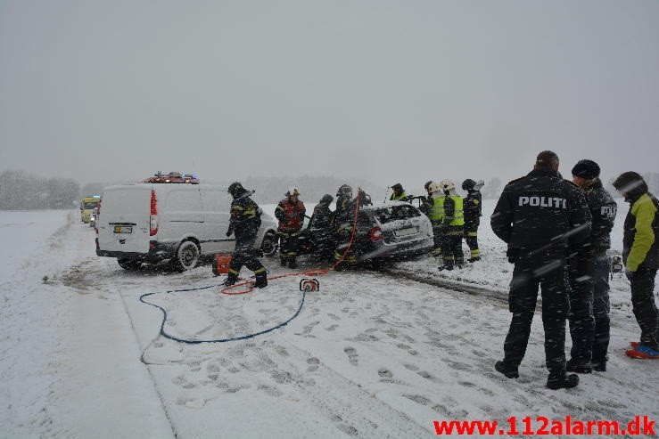 Færdselsuheld med Fastklemt. Klattrupvej i Velling. 31/03-2015. Kl. 07:49.