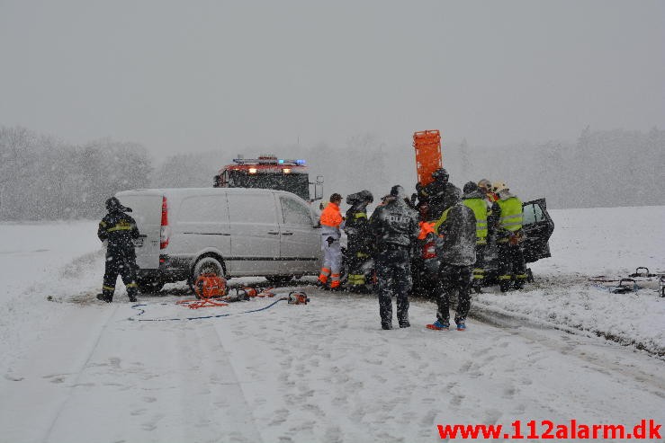 Færdselsuheld med Fastklemt. Klattrupvej i Velling. 31/03-2015. Kl. 07:49.