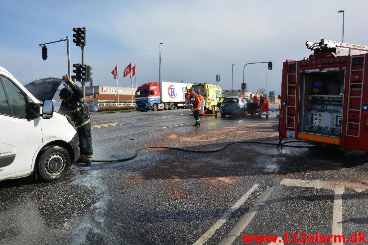 FUH med fastklemt og brand i bil. Fredericiavej i Vejle. 3/03-2015. Kl. 12:33.