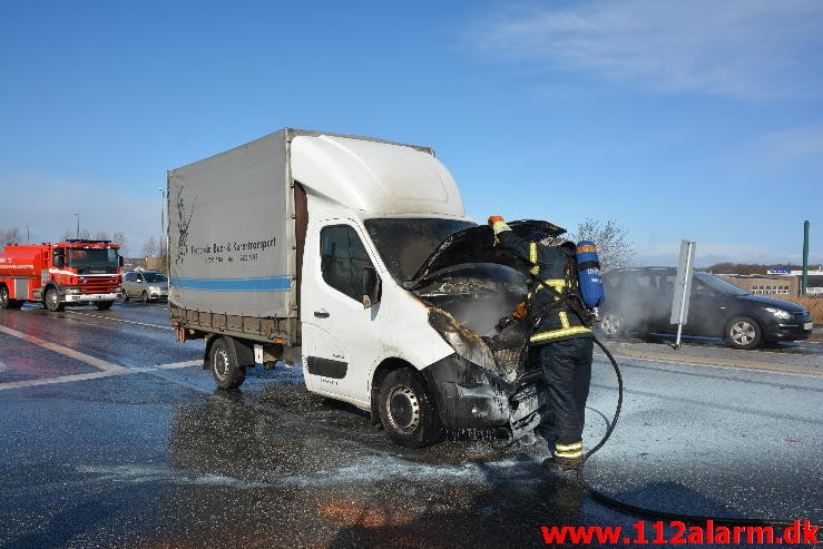 FUH med fastklemt og brand i bil. Fredericiavej i Vejle. 3/03-2015. Kl. 12:33.