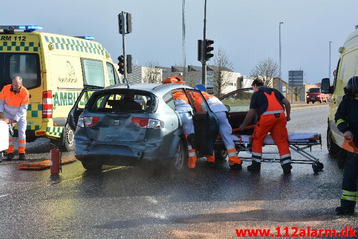 FUH med fastklemt og brand i bil. Fredericiavej i Vejle. 3/03-2015. Kl. 12:33.