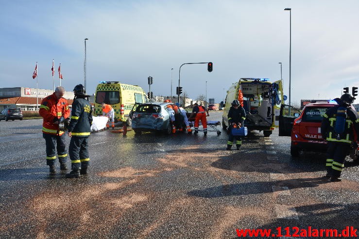 FUH med fastklemt og brand i bil. Fredericiavej i Vejle. 3/03-2015. Kl. 12:33.