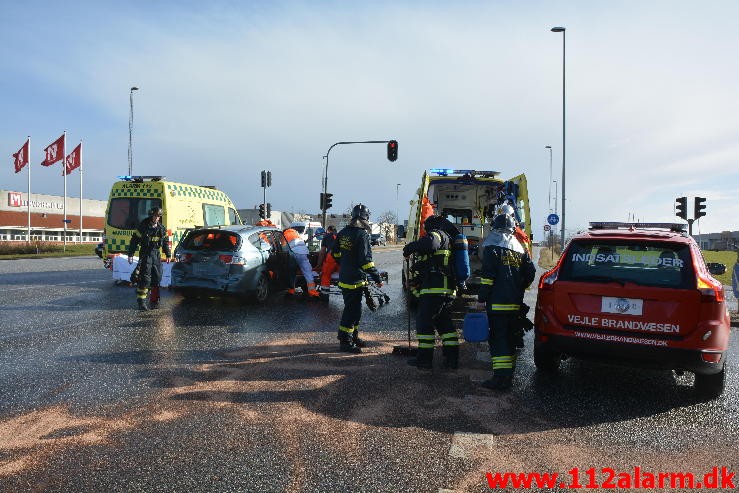 FUH med fastklemt og brand i bil. Fredericiavej i Vejle. 3/03-2015. Kl. 12:33.