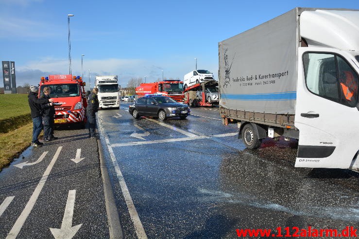 FUH med fastklemt og brand i bil. Fredericiavej i Vejle. 3/03-2015. Kl. 12:33.