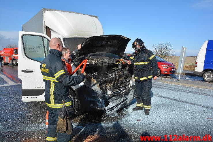FUH med fastklemt og brand i bil. Fredericiavej i Vejle. 3/03-2015. Kl. 12:33.