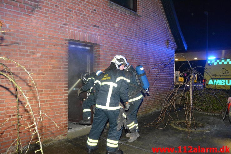 Brand i Villa. Jellingvej i Vejle på Uhrhøj. 08/03-2015. Kl. 21:20.