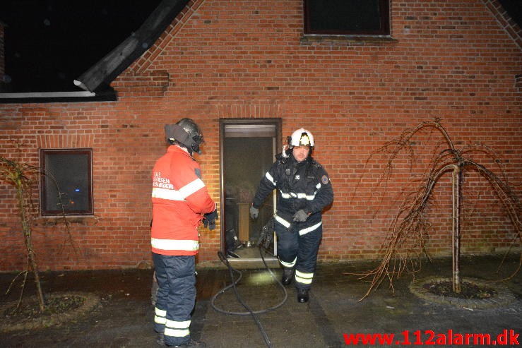 Brand i Villa. Jellingvej i Vejle på Uhrhøj. 08/03-2015. Kl. 21:20.