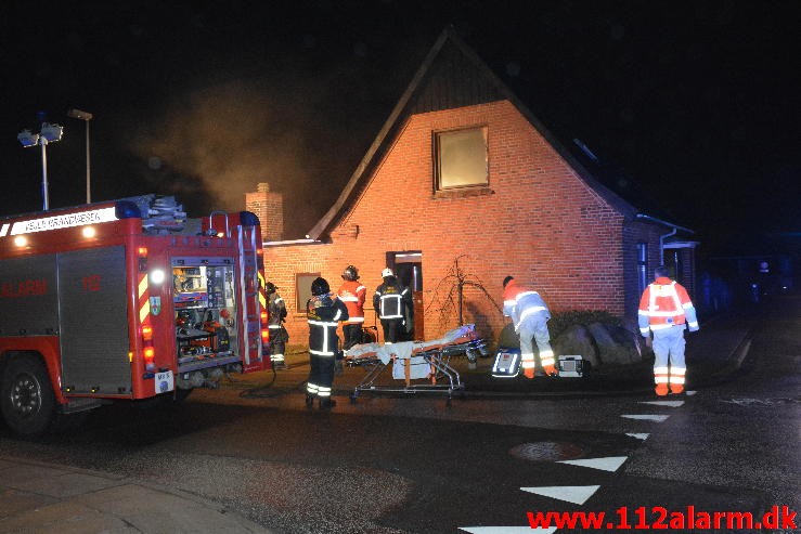 Brand i Villa. Jellingvej i Vejle på Uhrhøj. 08/03-2015. Kl. 21:20.