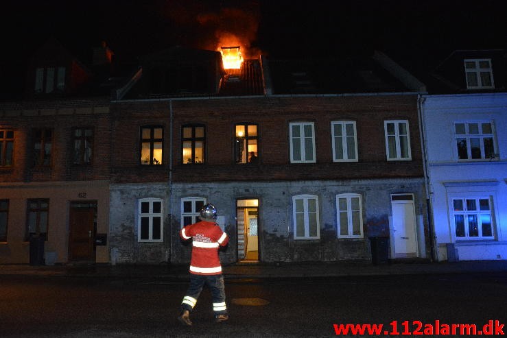 Brand i Etageejendom. Vedelsgade 62 i Vejle.12/04-2015. Kl. 01:42.